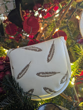 Load image into Gallery viewer, Dancing Feather Putter Cover
